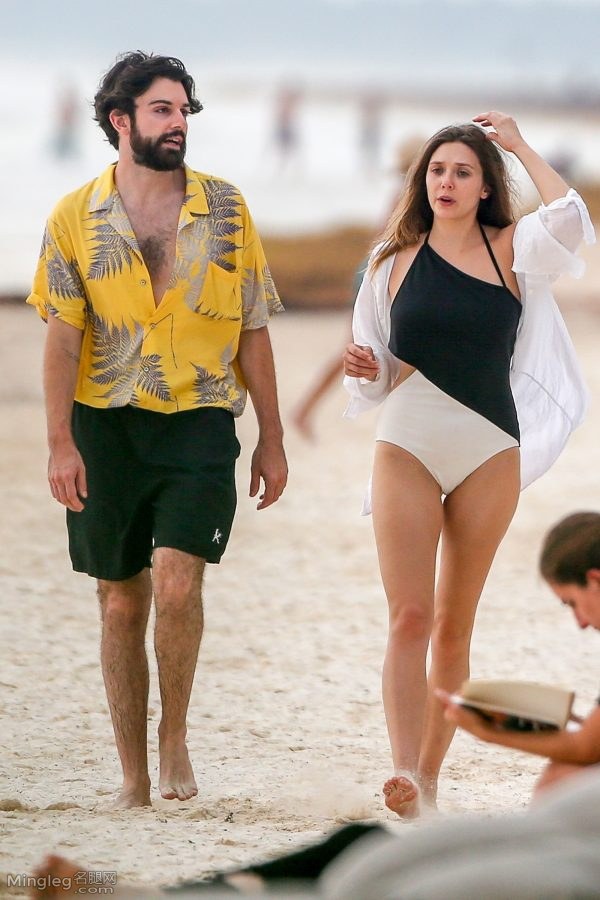 Scarlet Witch Elizabeth Olsen shows off her good figure in a beach swimsuit(3/4)