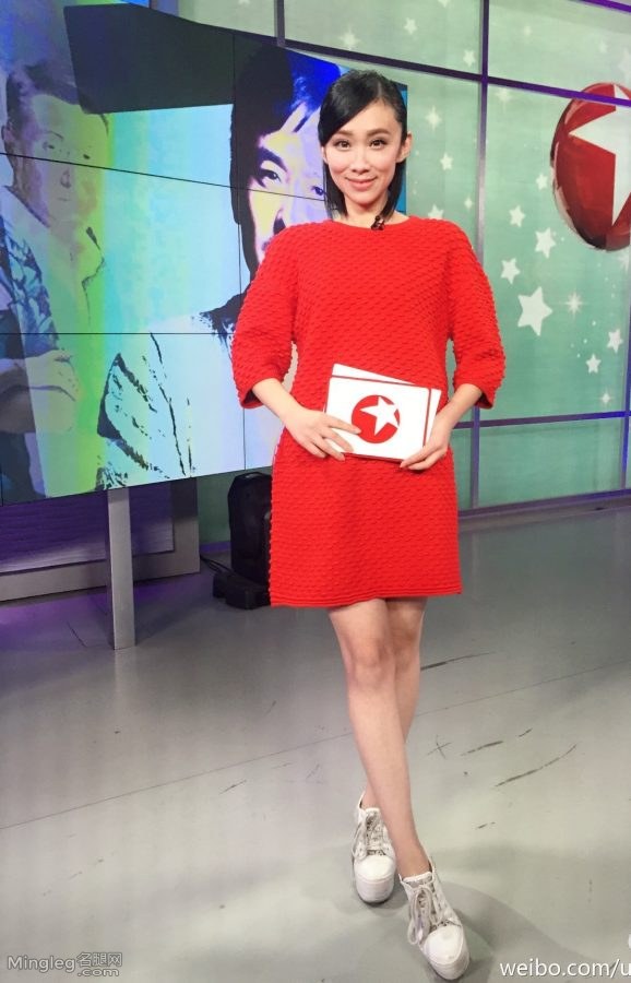 上海电视台女主播贝倩妮录制《娱乐星天地》现场腿图(7/7)