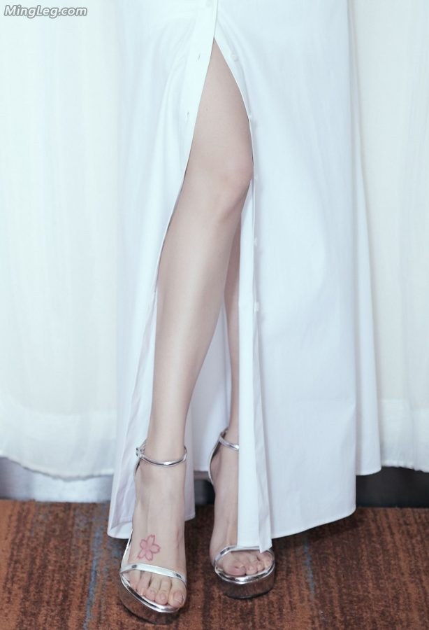Drunken and beautiful young woman Angelababy Yang Ying has charming tattoos on her feet(4/17)