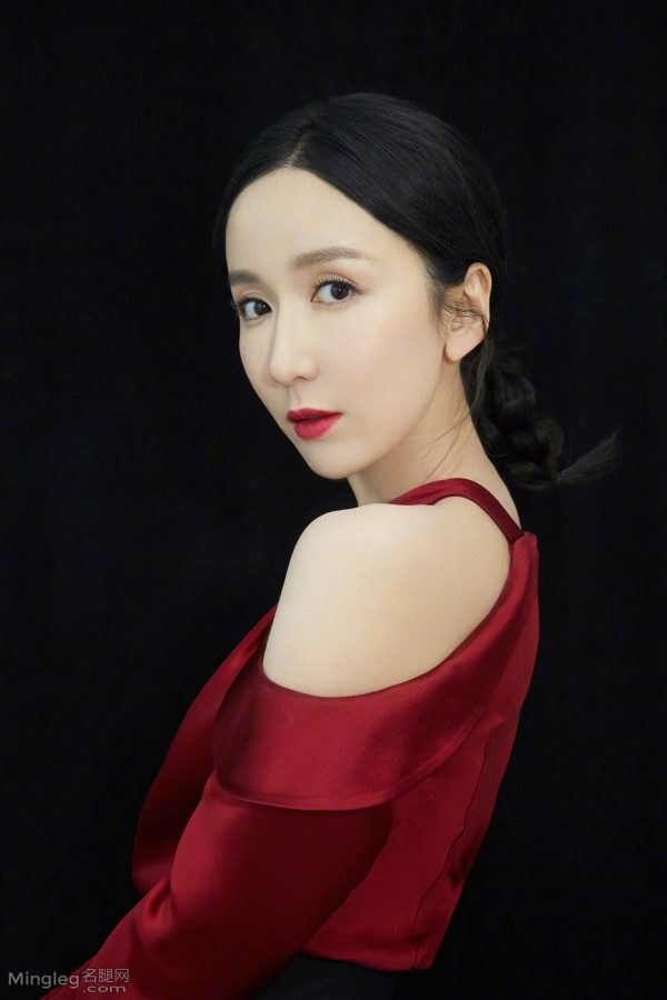 黑红搭配着装娄艺潇长腿美足气质高傲（第6张/共9张）