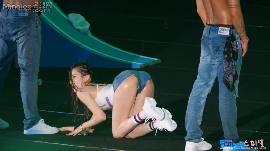 李宣美湿身紧身衣超短牛仔短裤给你看大腿跟[网盘](2/8)