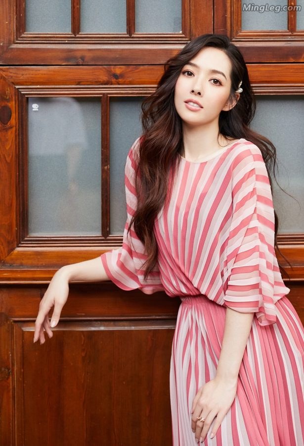 郭碧婷美脚配银色尖头金属高跟(4/8)