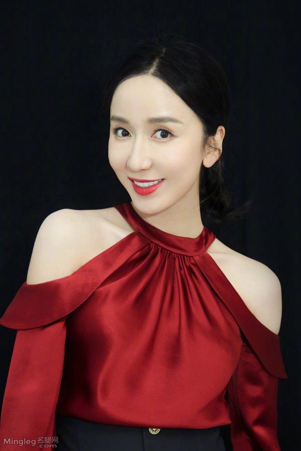 黑红搭配着装娄艺潇长腿美足气质高傲(5/9)