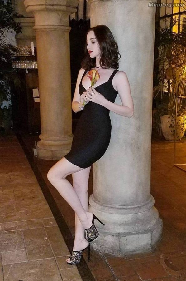 94年的美国影星Emma Dumont穿吊带低胸黑裙亮相(6/8)