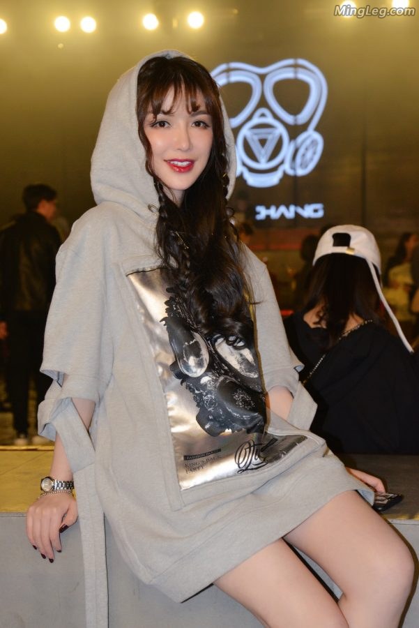 魅力时髦的女星班嘉佳连帽衫细高跟靴子玉腿(2/8)
