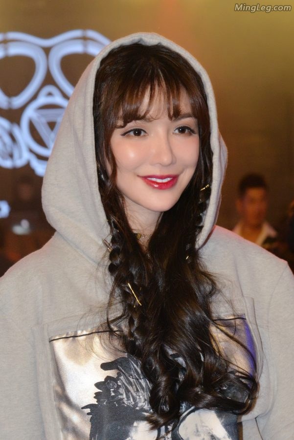 魅力时髦的女星班嘉佳连帽衫细高跟靴子玉腿(3/8)
