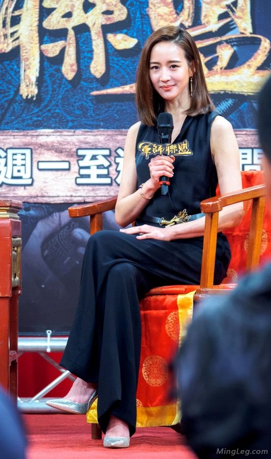 单一角度拍摄张钧甯金属细高跟现场图片(25/59)