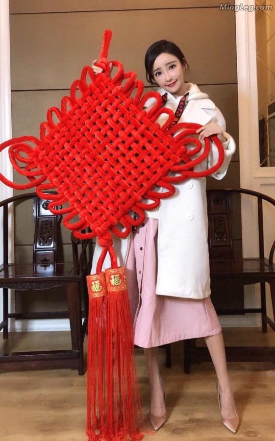 身材高挑的美女刘凡菲脚踩尖头高跟送上中国结(1/2)