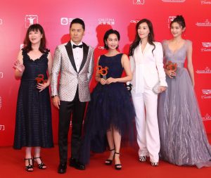 不老女神朱茵现身上海国际电影节踩恨天高秀美足风采依旧