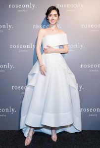 白雪公主郭碧婷美脚性感高跟鞋踩在镜面地板上
