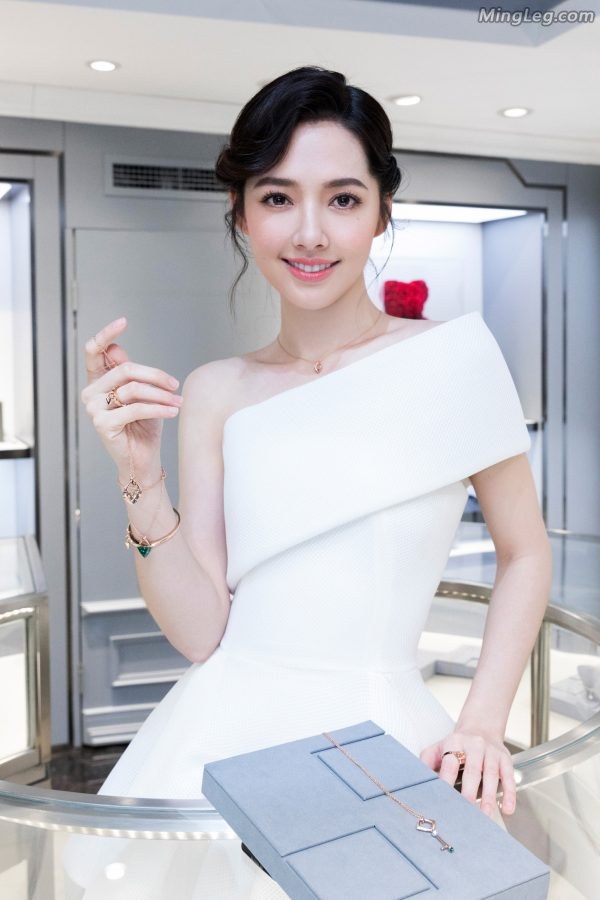 白雪公主郭碧婷美脚性感高跟鞋踩在镜面地板上(11/12)