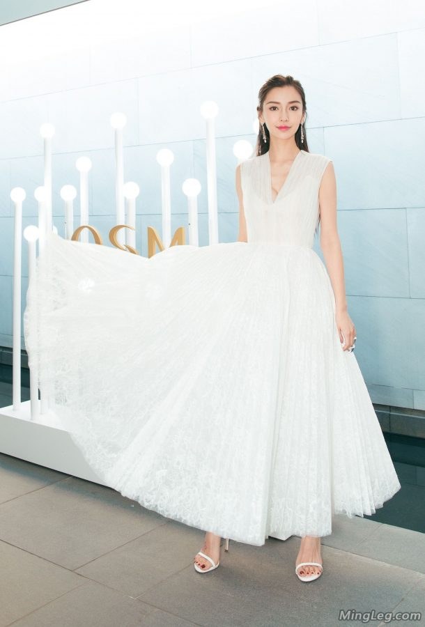 纯美的女神Angelababy代言化妆品,纹身美足请你摄(3/8)