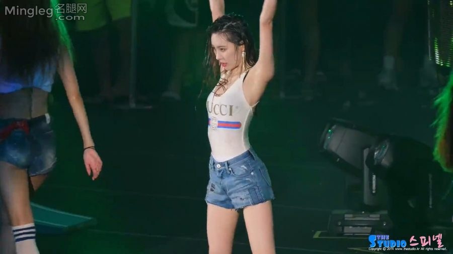 李宣美湿身紧身衣超短牛仔短裤给你看大腿跟[网盘](8/8)