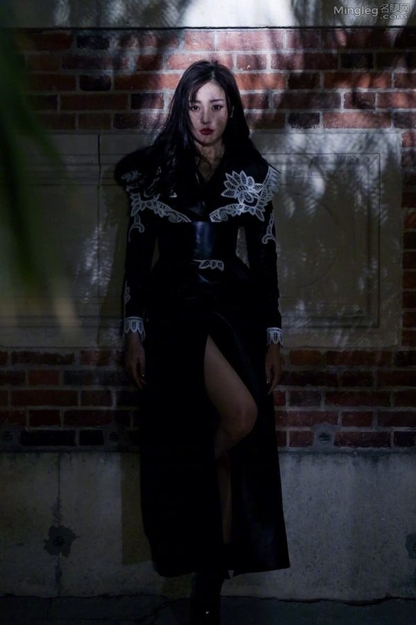 张天爱撩开长裙给你看她性感的白腿(7/7)