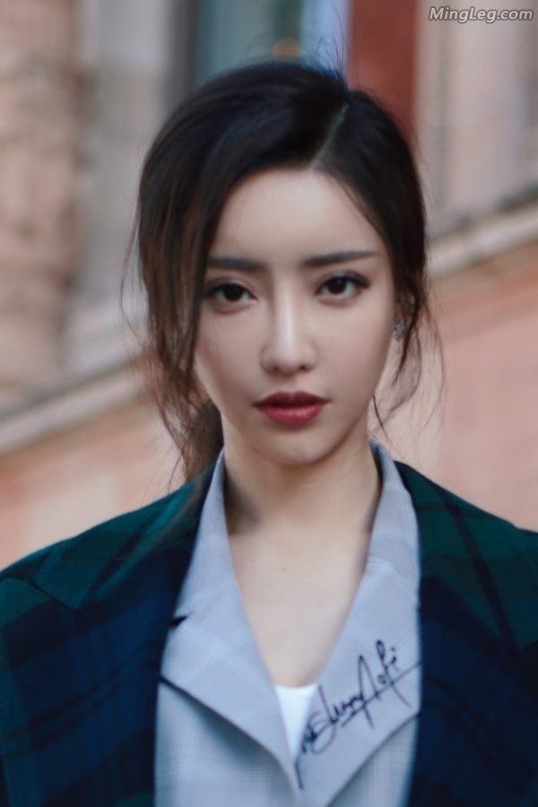 好一个性感美妞刘凡菲街头写真(4/4)