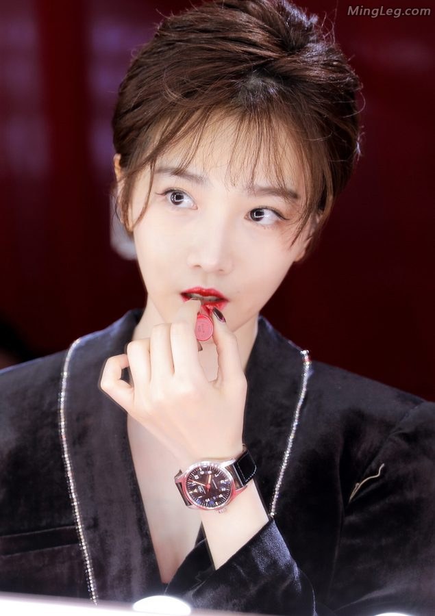 短发美女陈小纭尖头高跟鞋紧身裤精致干练(4/5)