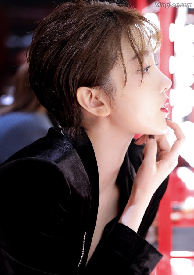 短发美女陈小纭尖头高跟鞋紧身裤精致干练(5/5)