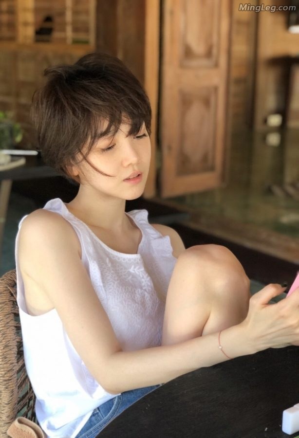演员陈小纭泳池玩水,白腿美足绝对吸引(3/3)