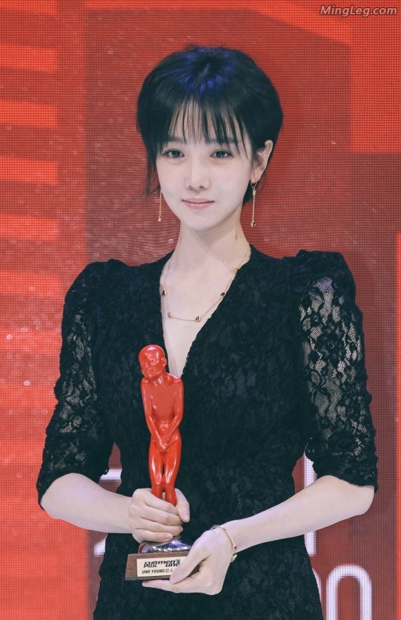 新势力女演员陈小纭高跟玉腿光泽性感(2/3)