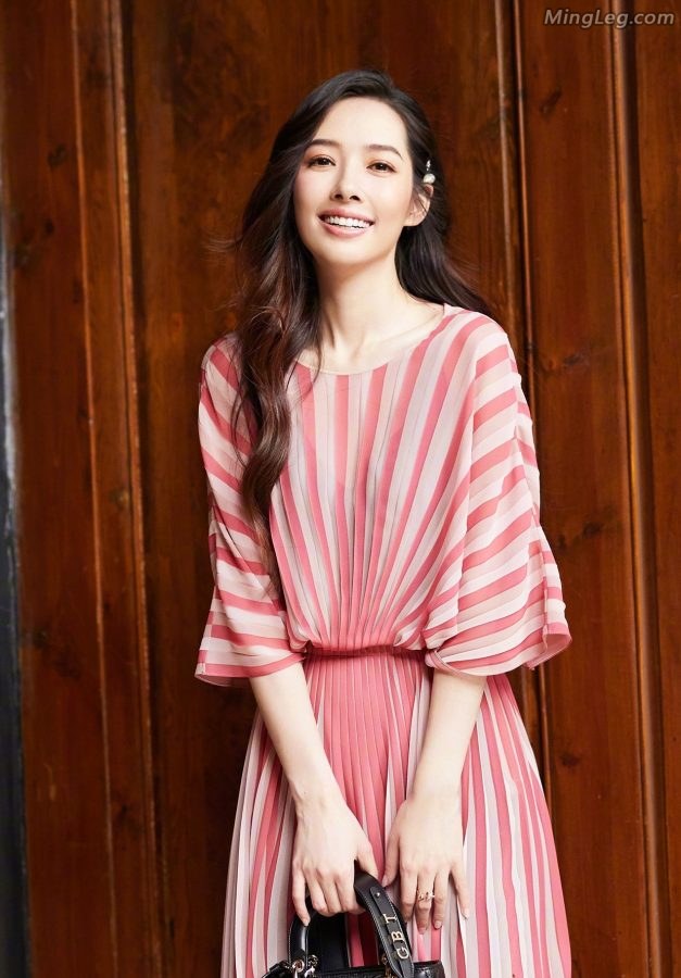郭碧婷美脚配银色尖头金属高跟(5/8)