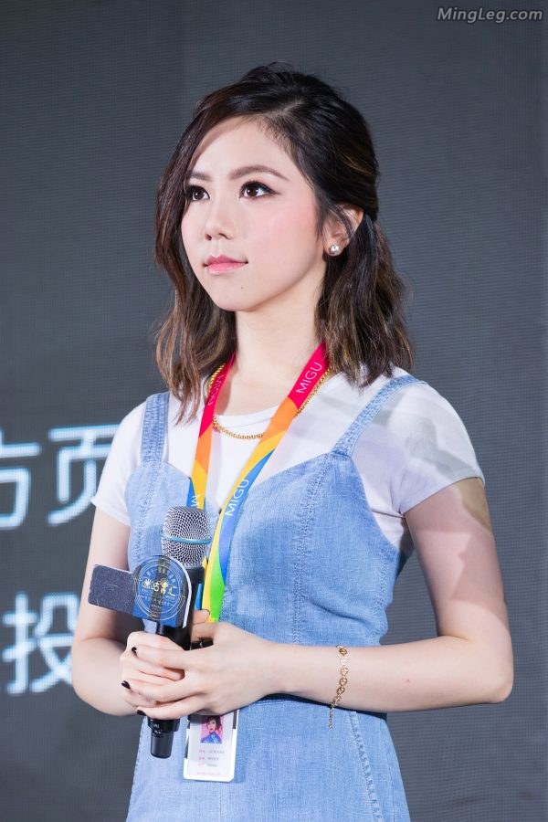 可爱邓紫棋背带牛仔裤踩高跟露脚趾(5/9)