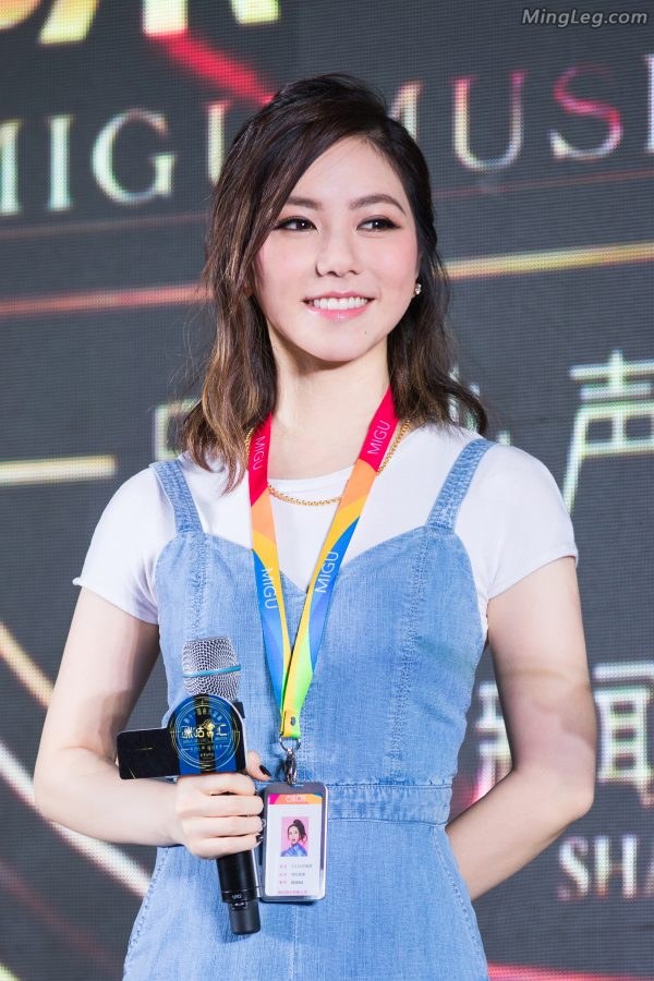 Cute Deng Ziqi wearing suspender jeans, high heels and exposed toes(8/9)