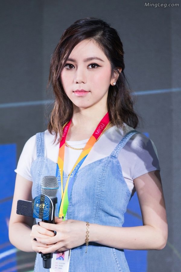 可爱邓紫棋背带牛仔裤踩高跟露脚趾(9/9)