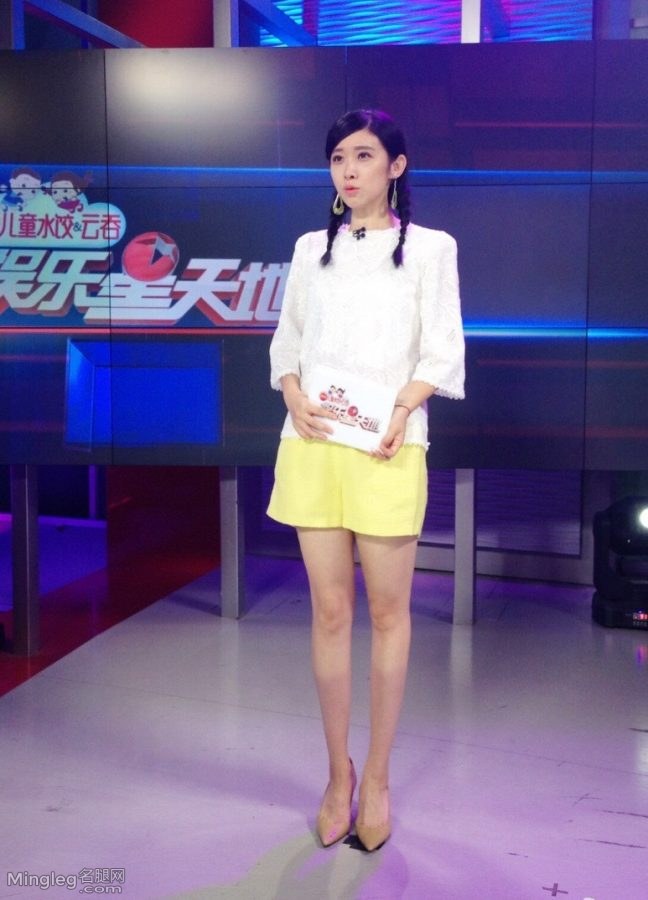 上海电视台女主播贝倩妮录制《娱乐星天地》现场腿图(3/7)