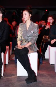 长腿女神江一燕穿上长靴子坐在高脚椅上坐姿保守