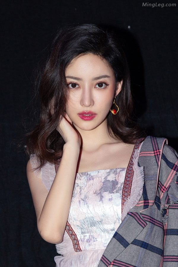 高颜值女星刘凡菲录节目翘腿玉足性感(7/9)