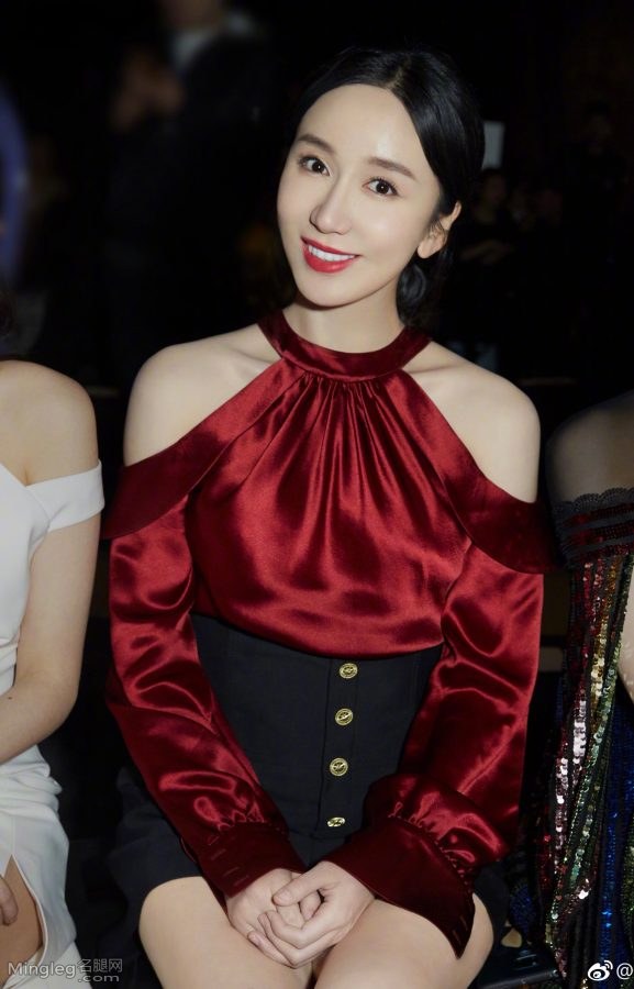 黑红搭配着装娄艺潇长腿美足气质高傲(9/9)