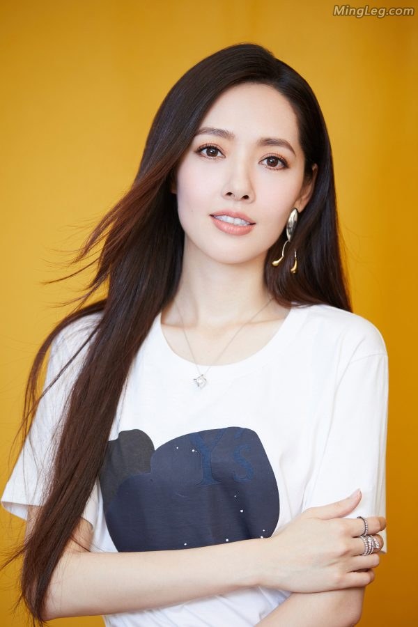 郭碧婷美腿脚踩高跟坐姿保守(8/8)
