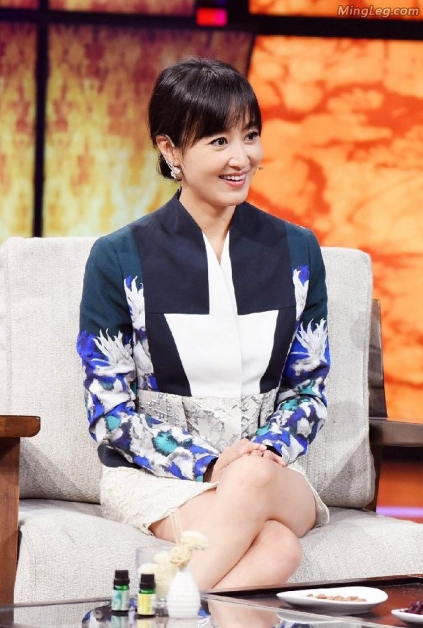 赵子琪做客节目接受采访,李静的鞋跟太高(5/7)