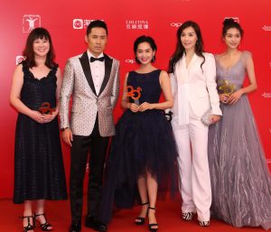 不老女神朱茵现身上海国际电影节踩恨天高秀美足风采依旧