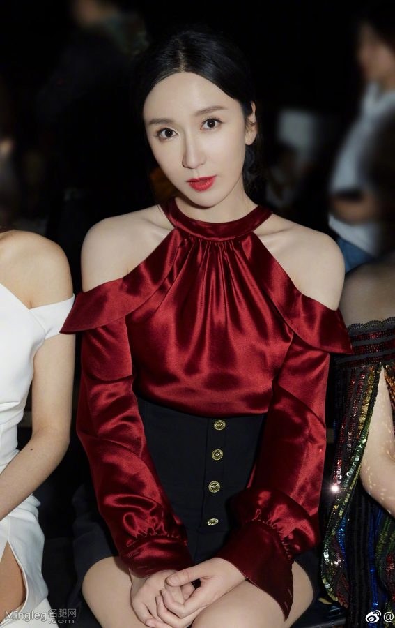 黑红搭配着装娄艺潇长腿美足气质高傲(8/9)