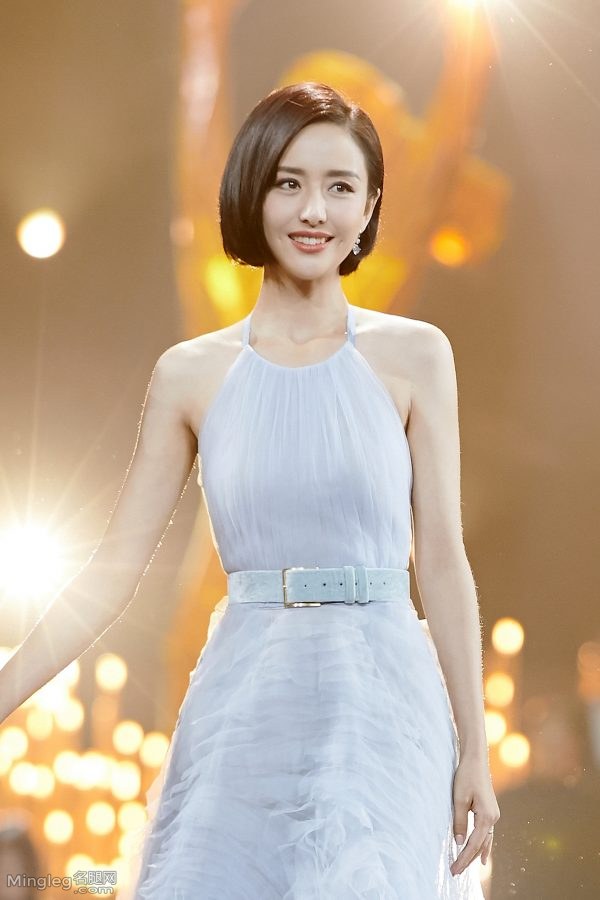 美妙仙子佟丽娅优雅蓝裙美足秀出(3/7)