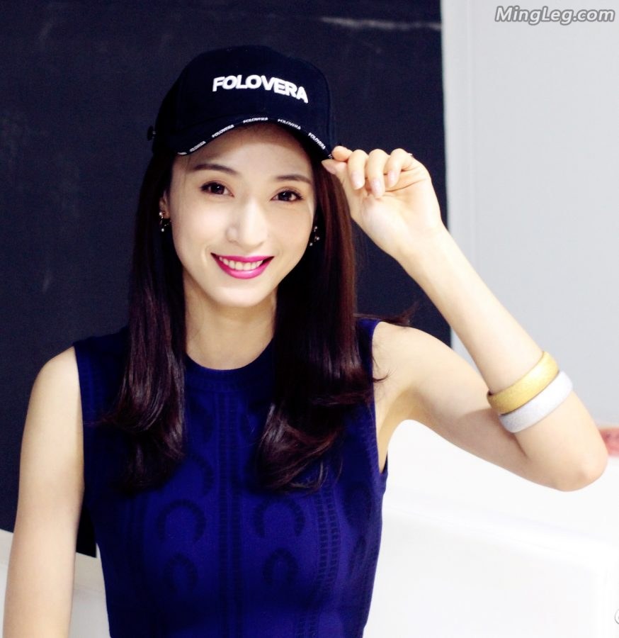 皮肤白皙的女明星黄小戈穿精品细高跟看服装发布会(2/8)