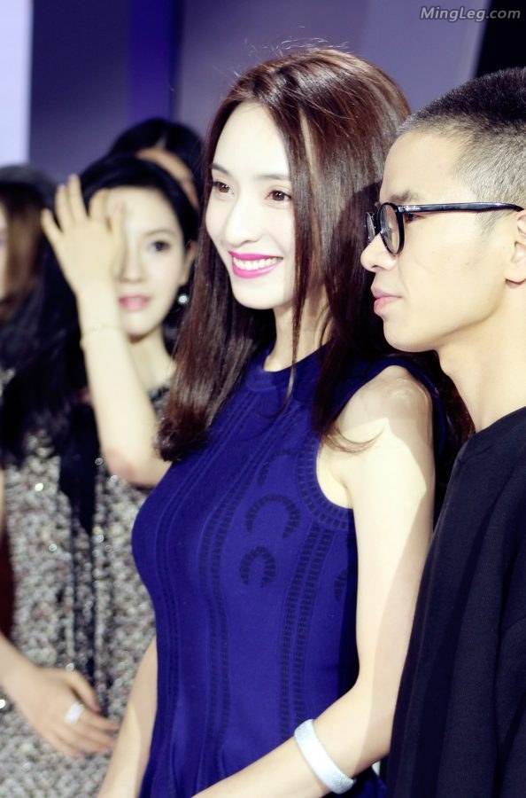 皮肤白皙的女明星黄小戈穿精品细高跟看服装发布会(5/8)