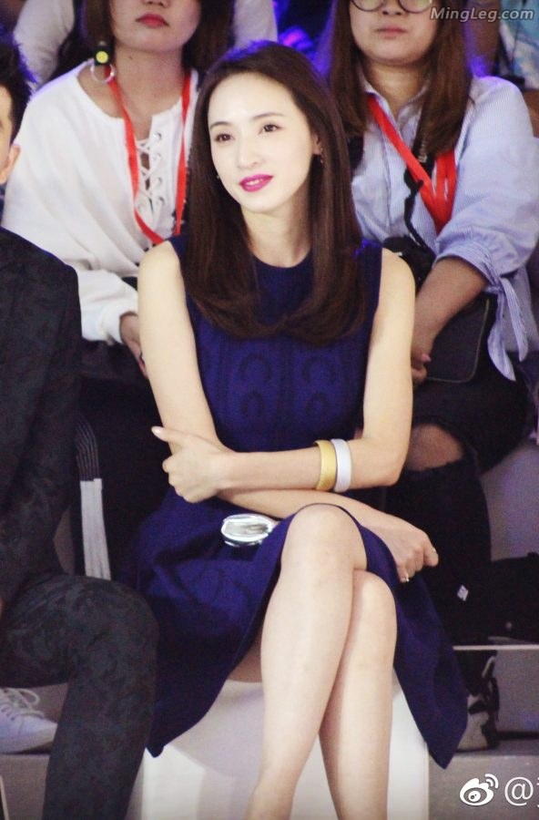 The fair-skinned female star Huang Xiaoge wore high-heeled shoes to watch the fashion show(6/8)