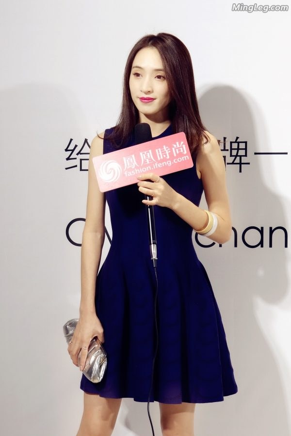 皮肤白皙的女明星黄小戈穿精品细高跟看服装发布会(8/8)