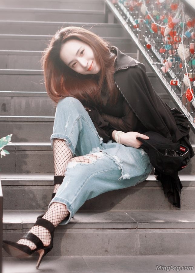 Miss Huang Xiaoge wears a pair of black fishnet pantyhose under her jeans.(2/7)