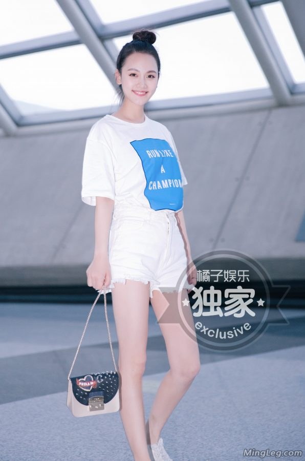 重庆妹子孙骁骁白皙美腿出门装(2/4)