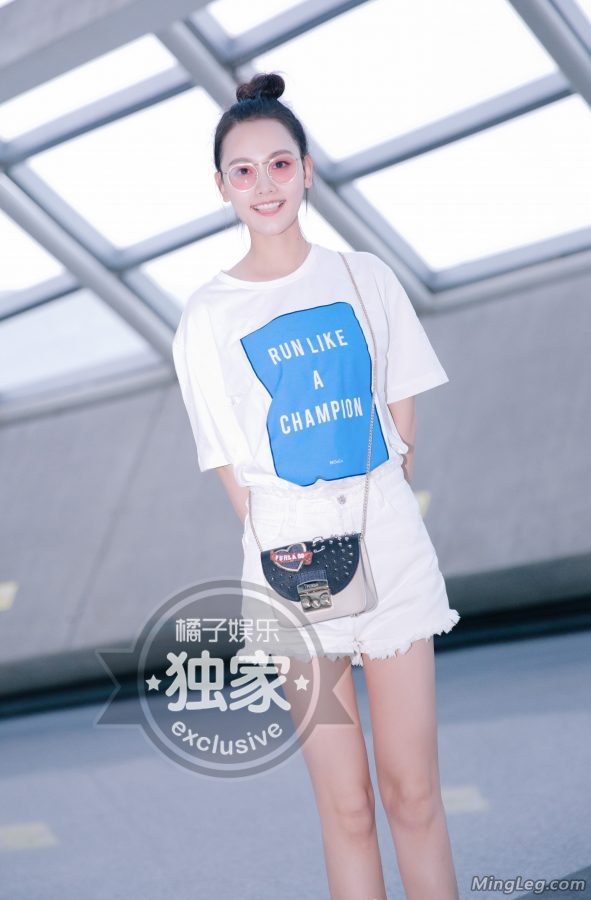 重庆妹子孙骁骁白皙美腿出门装(3/4)