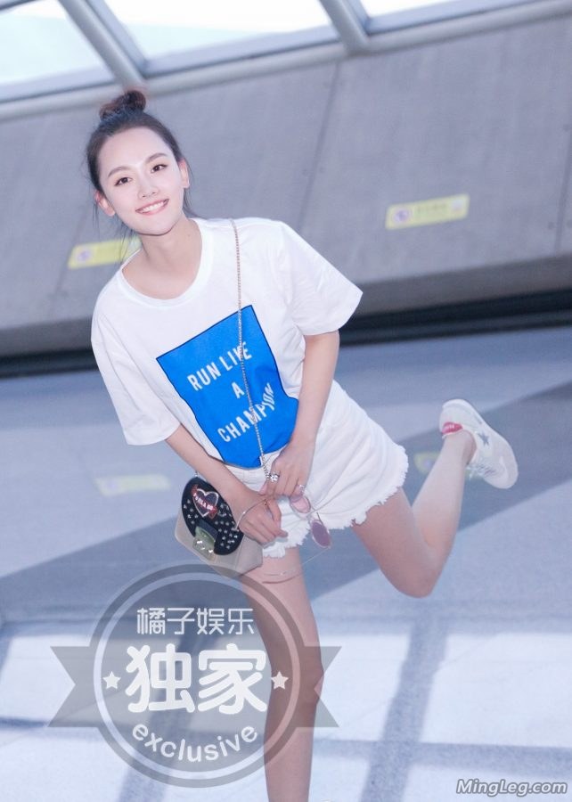 重庆妹子孙骁骁白皙美腿出门装(4/4)