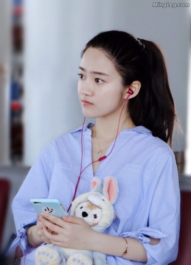 汤梦佳独自在候机室,白腿交叉性感(1/2)