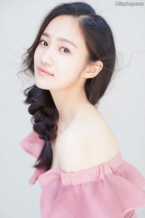 活力美少女汤梦佳清澈的眼神白嫩的长腿(2/3)