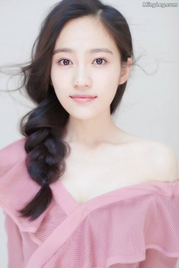 活力美少女汤梦佳清澈的眼神白嫩的长腿(3/3)