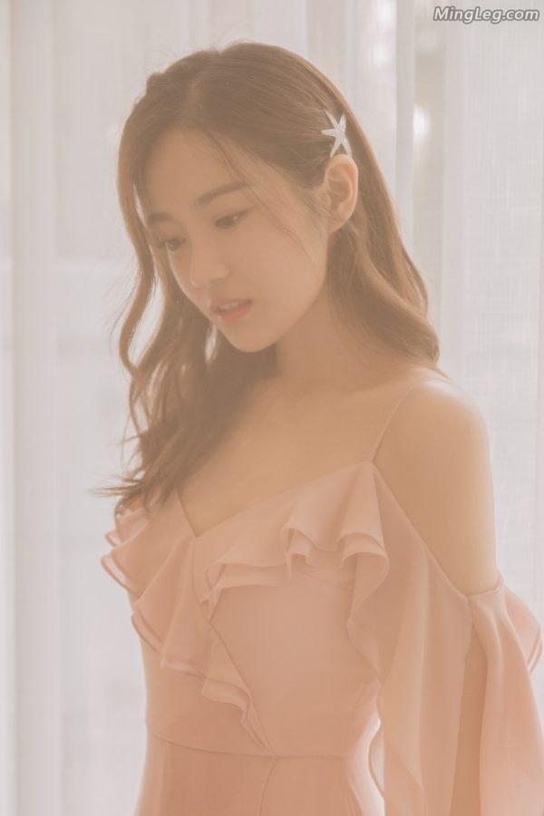 小仙女儿汤梦佳穿优雅长裙脚踩高跟楚楚动人(2/9)