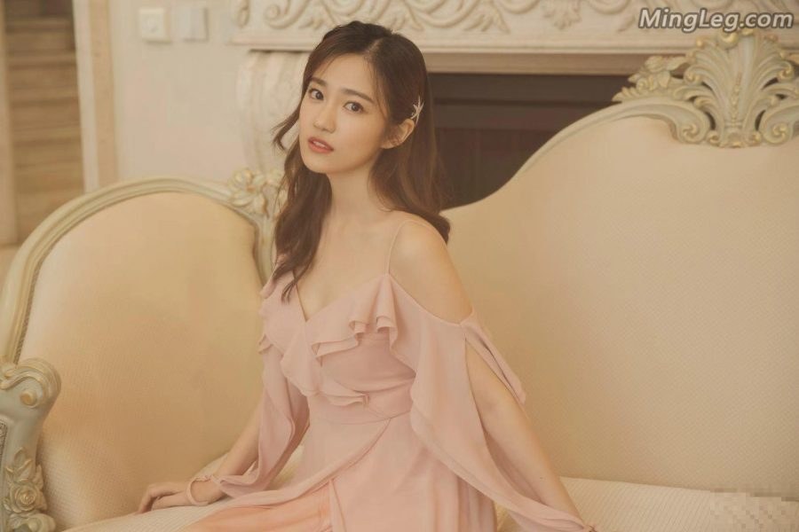 小仙女儿汤梦佳穿优雅长裙脚踩高跟楚楚动人(5/9)