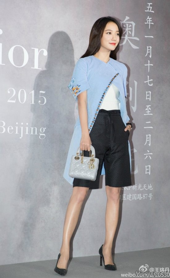 Wang Luodan has youthful and beautiful legs in shorts(2/4)